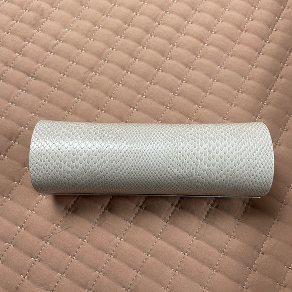 Jimmy Choo Cream Eye Glass Case with lens wipe - Picture 3 of 14